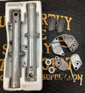 44046-84 Harley-davidson Oem Original Fxr Fxrt 35mm Showa Dual Disc Fork Lowers And Calipers Set