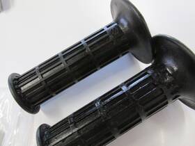 57211-25711 Suzuki New Tm250 Tm400 1971-1975 Grip Set Right And Left 57211-25711 Suzuki New Tm250 Tm400 1971-1975 Grip Set Right And Left