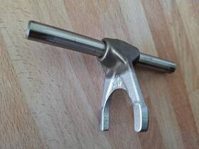 4nk-18531-00 Yamaha 4nk-18512-00/4nk-18531-00 99-13 Royal Star Venture. Used Oem Shift Fork With Bar Guide